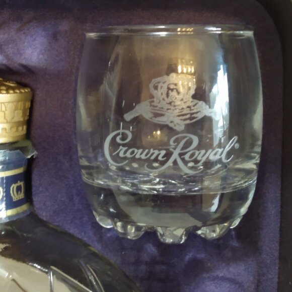 Vintage 2005 Crown Royal Gift Set-Tin-Empty 375 ml Bottle-2x 2.5" Glasses - Picture 4 of 16